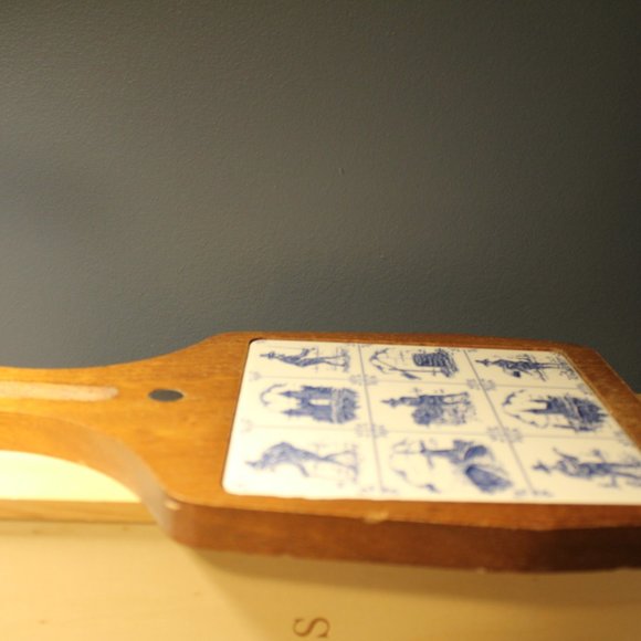 Vintage delft blue ceramic tile and wood cutting board - Picture 5 of 6